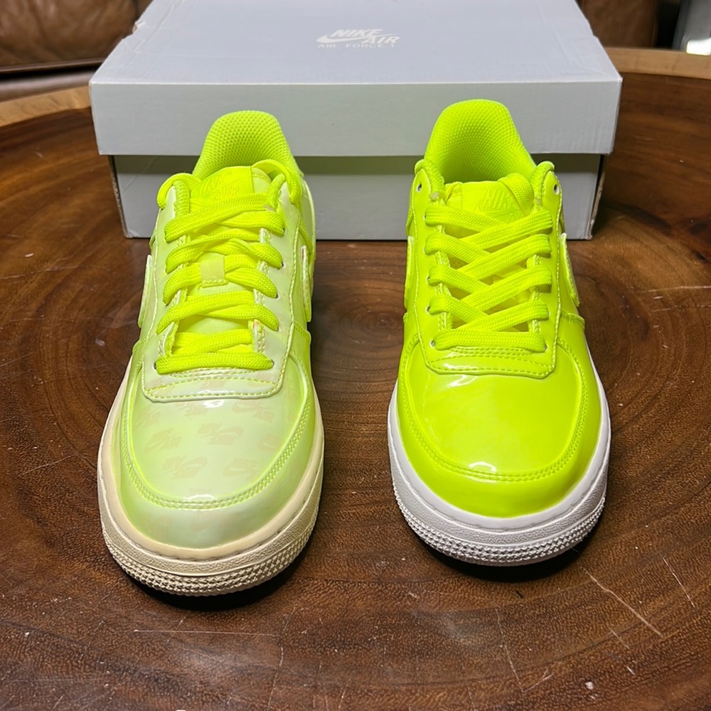 96: Nike: Air Force 1 LV8 UV (GS)